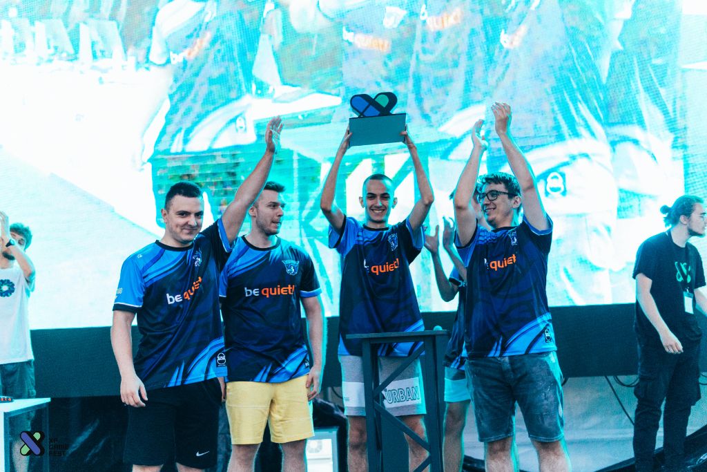 BLUEJAYS Sports Team feiert einen Turniererfolg mit Trophäe