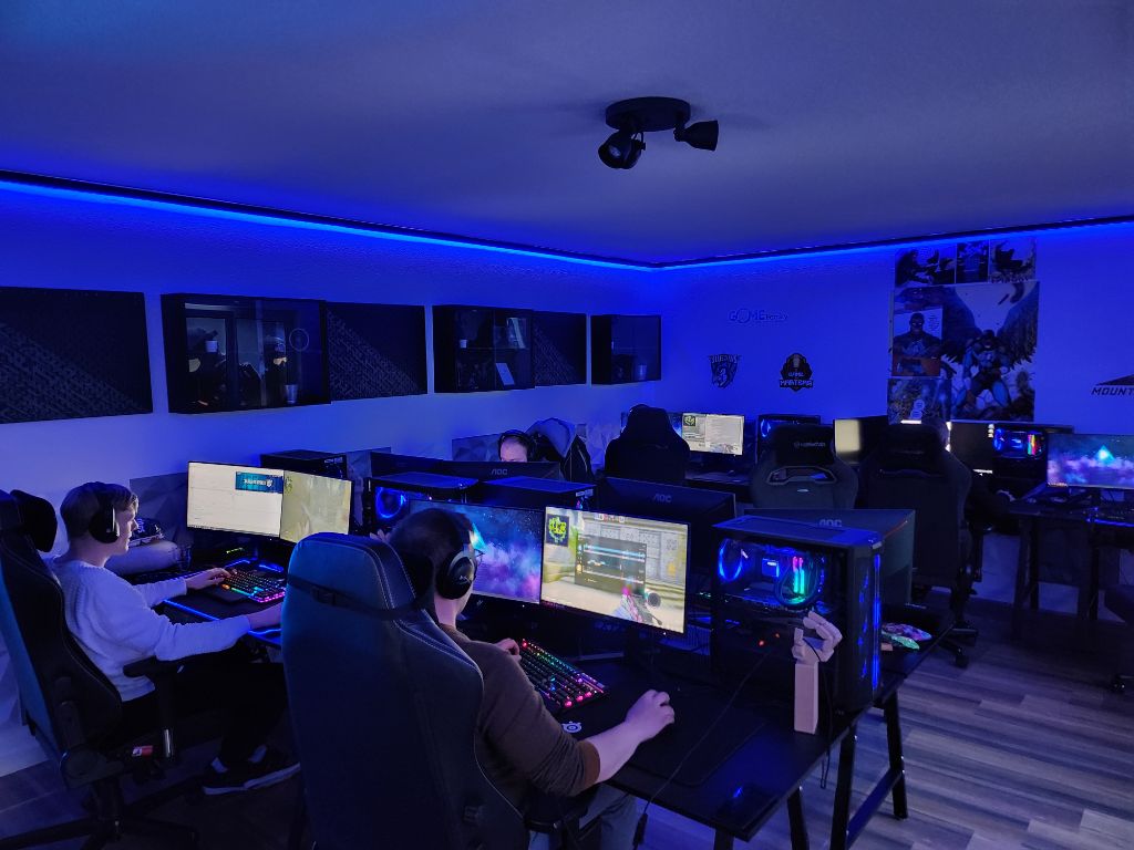 Aktive Gaming-Session in der GOME Facility mit mehreren Spielern im Bootcamp-Raum