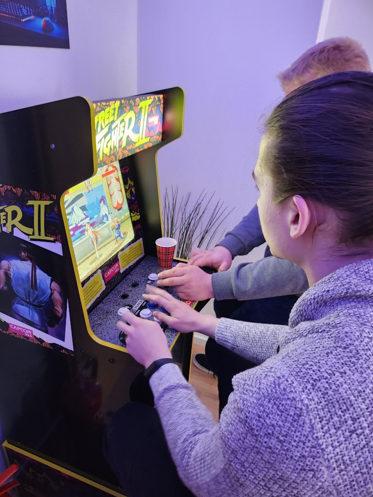Community-Moment am Arcade-Automaten in der GOME Facility