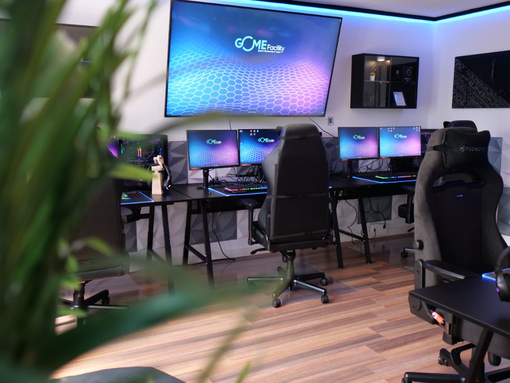 Professionelle GOME Facility Setups mit gebrandeten Screens und klarer Workspace-Atmosphäre